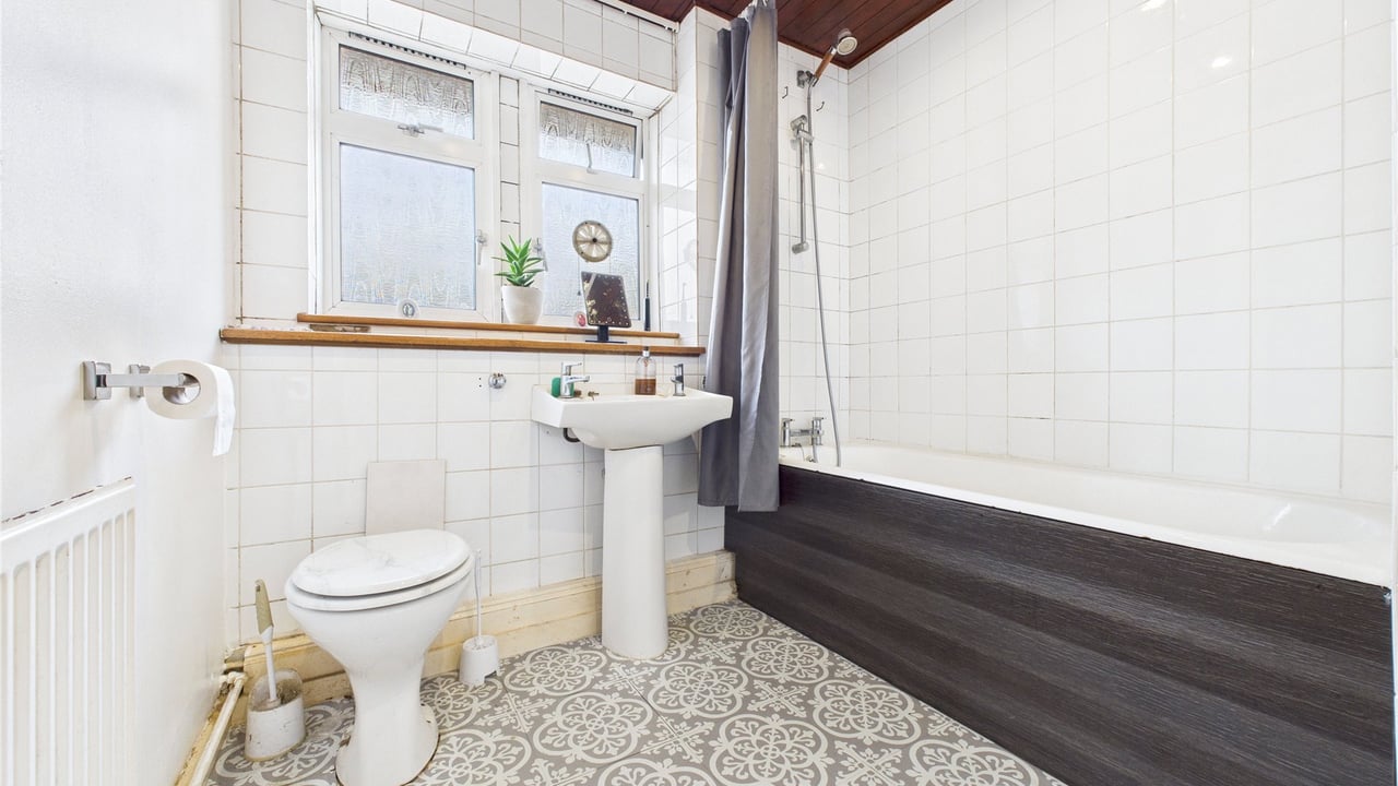 Picture No. 08 - Montgomery Road, Farnborough