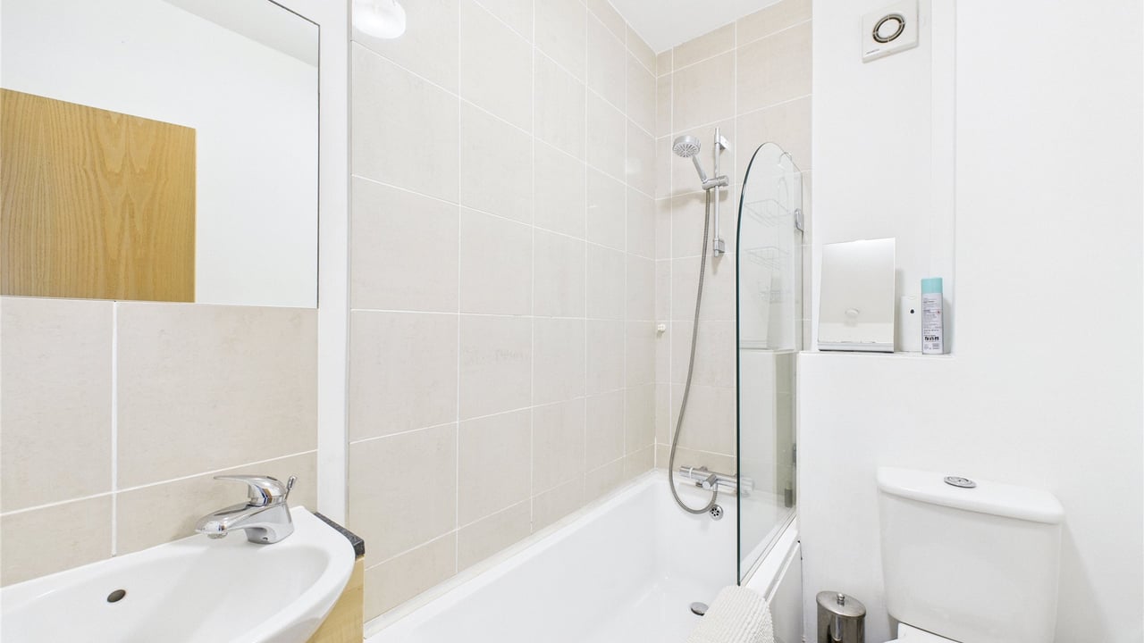 Picture No. 01 - Cookham Road, Maidenhead