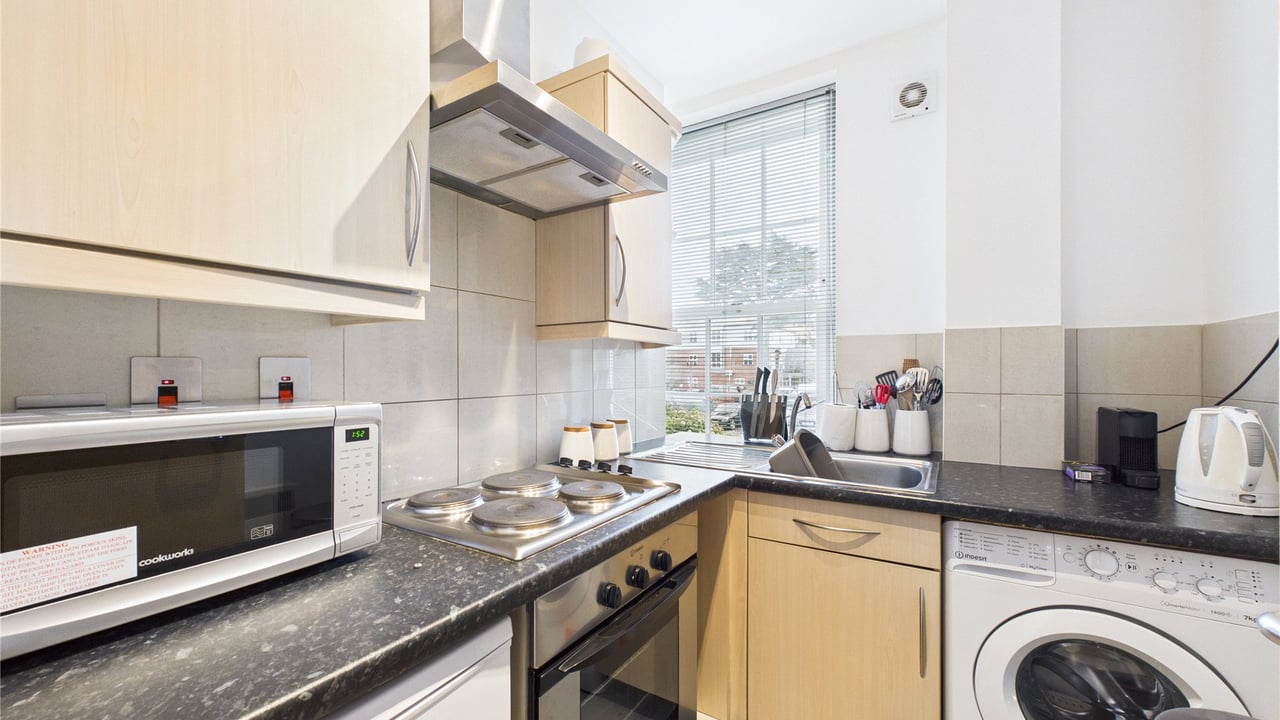 Picture No. 03 - Cookham Road, Maidenhead