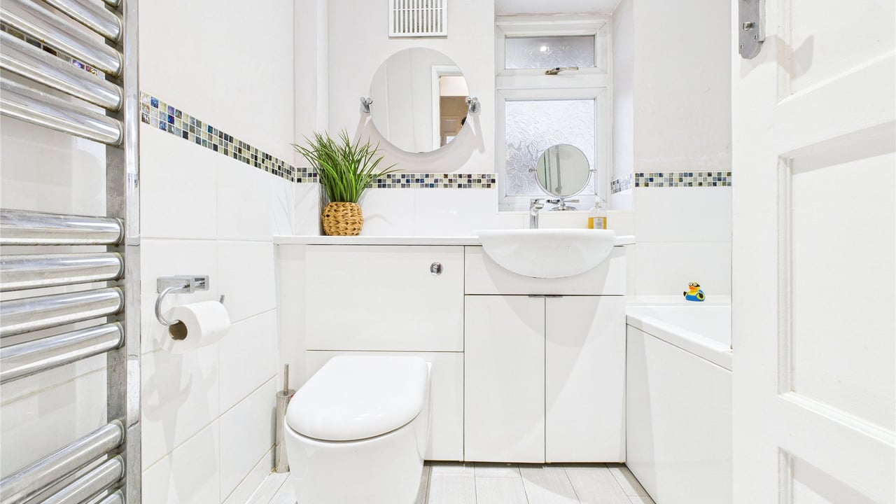 Picture No. 14 - Covey Close, Farnborough