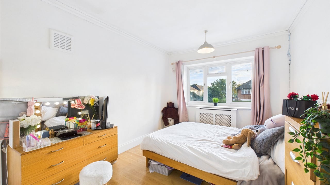 Picture No. 15 - Covey Close, Farnborough