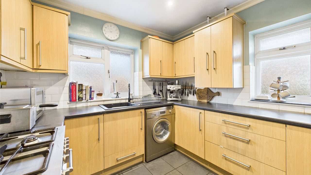 Picture No. 22 - Covey Close, Farnborough