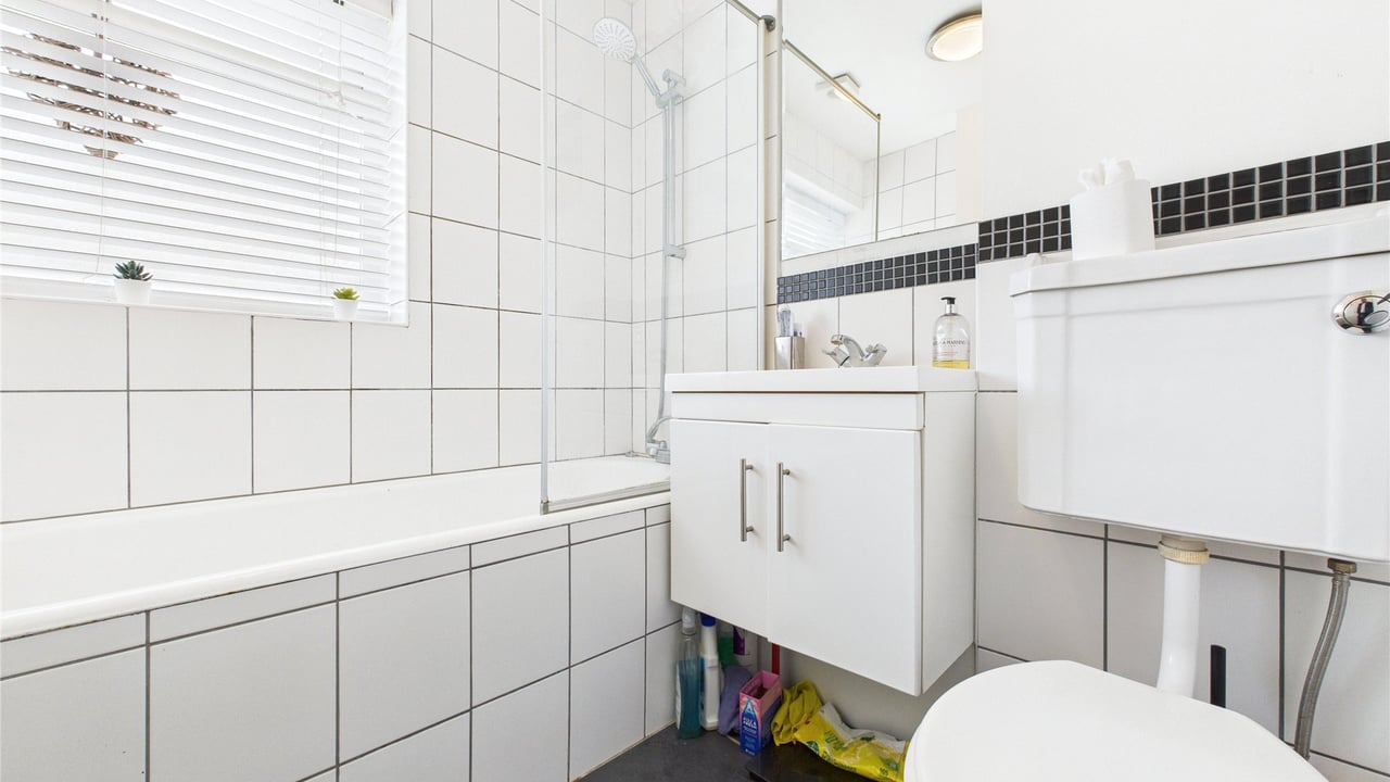 Picture No. 11 - Brookhouse Road, Farnborough