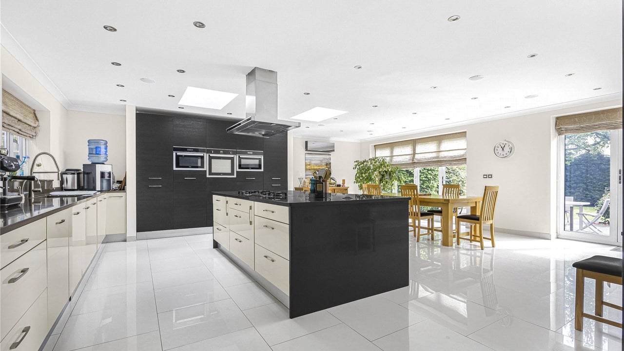 Picture No. 28 - Oakside Way, Reading