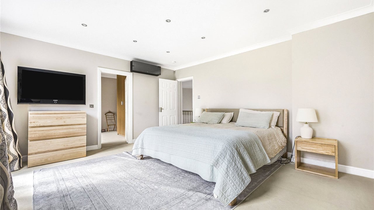 Picture No. 29 - Oakside Way, Reading