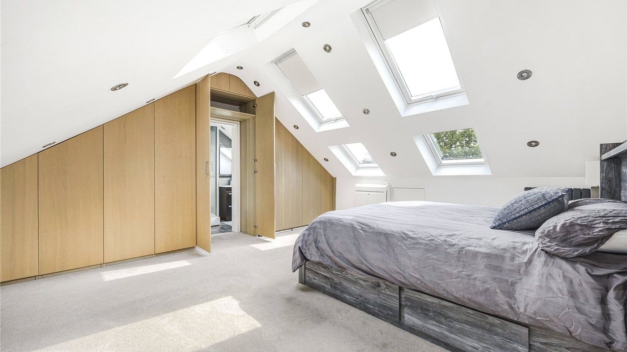 Picture No. 33 - Oakside Way, Reading