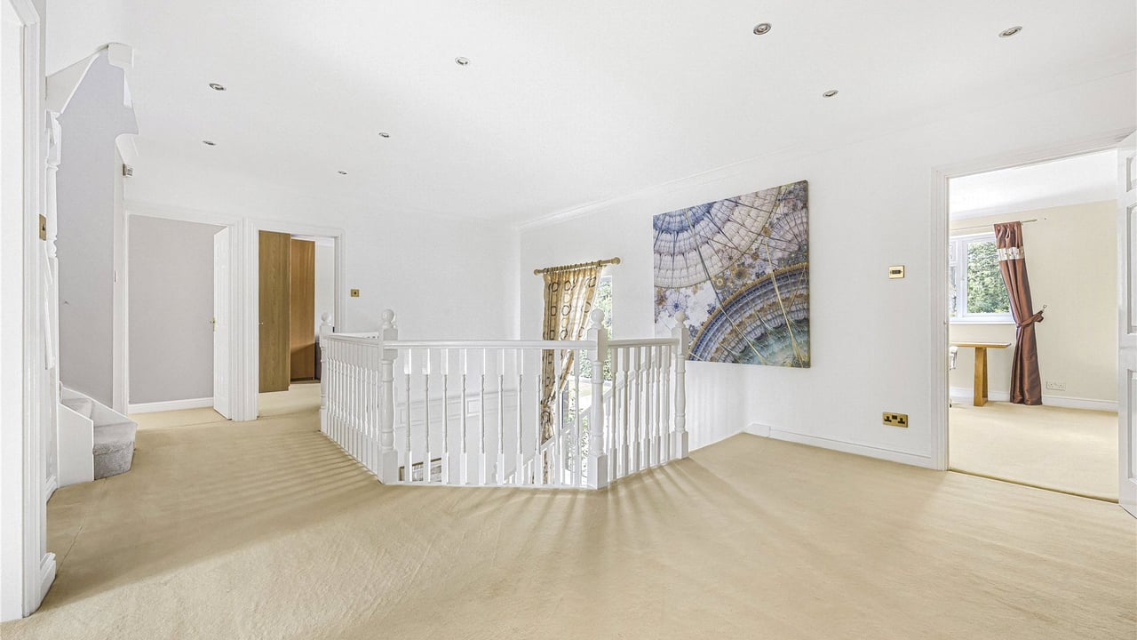 Picture No. 34 - Oakside Way, Reading