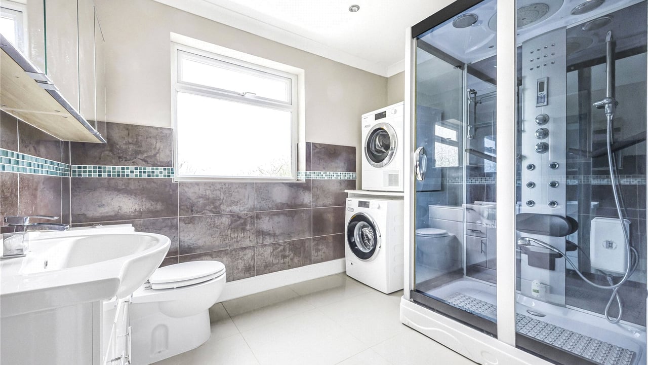 Picture No. 37 - Oakside Way, Reading