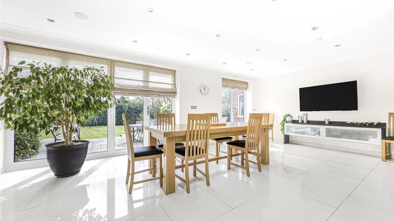 Picture No. 39 - Oakside Way, Reading