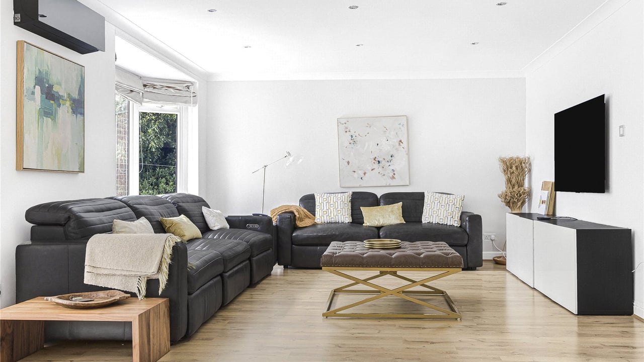 Picture No. 41 - Oakside Way, Reading