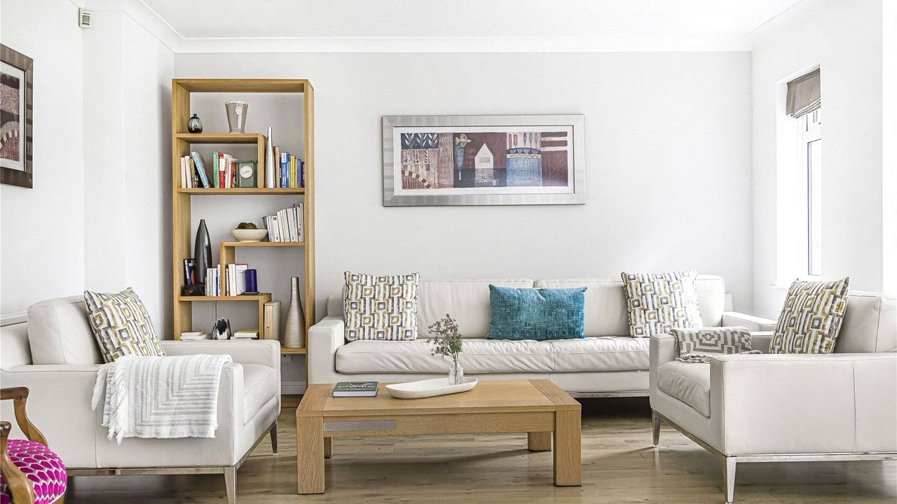 Picture No. 42 - Oakside Way, Reading