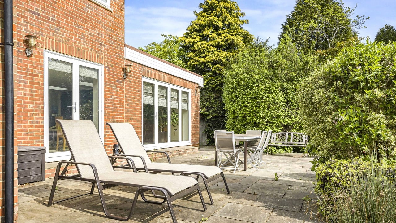 Picture No. 43 - Oakside Way, Reading