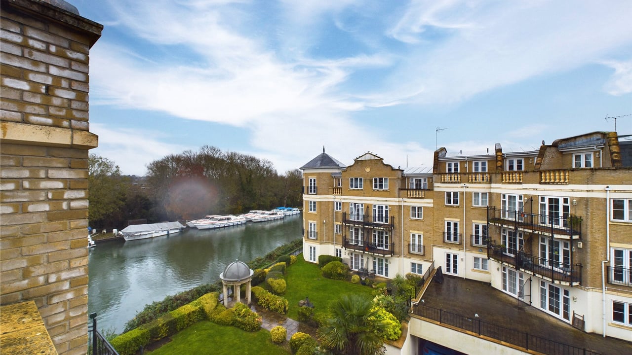 Picture No. 12 - Regents Riverside, Reading