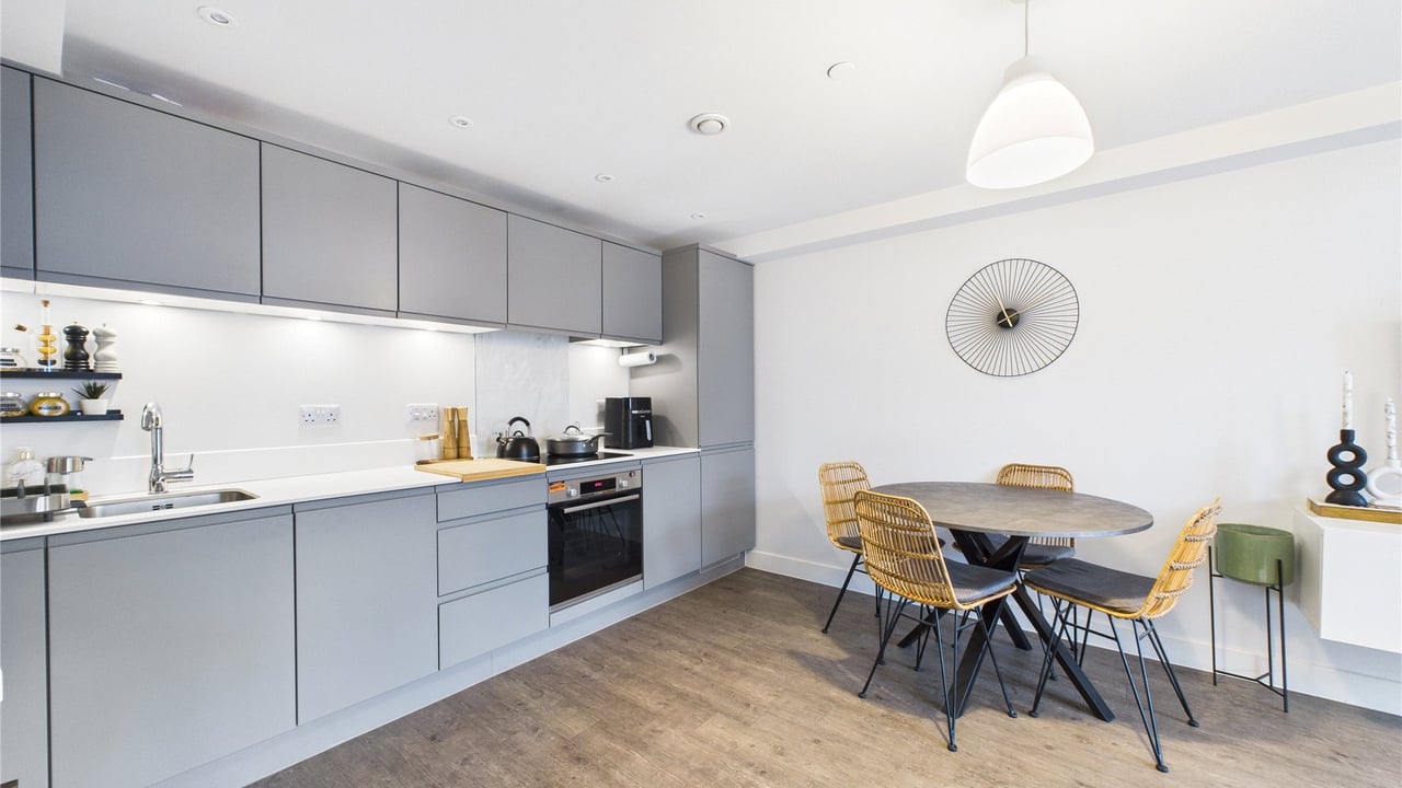 Picture No. 04 - Silver Street, Reading