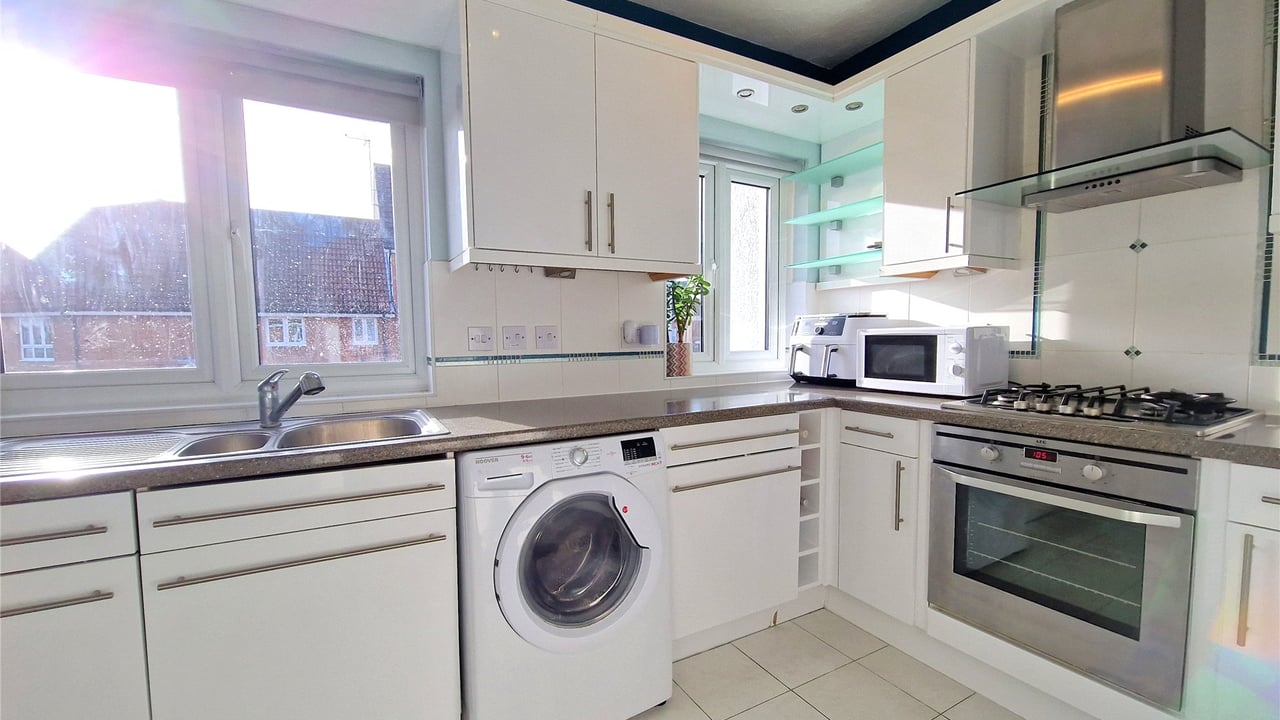 Picture No. 04 - Hartigan Place, Reading