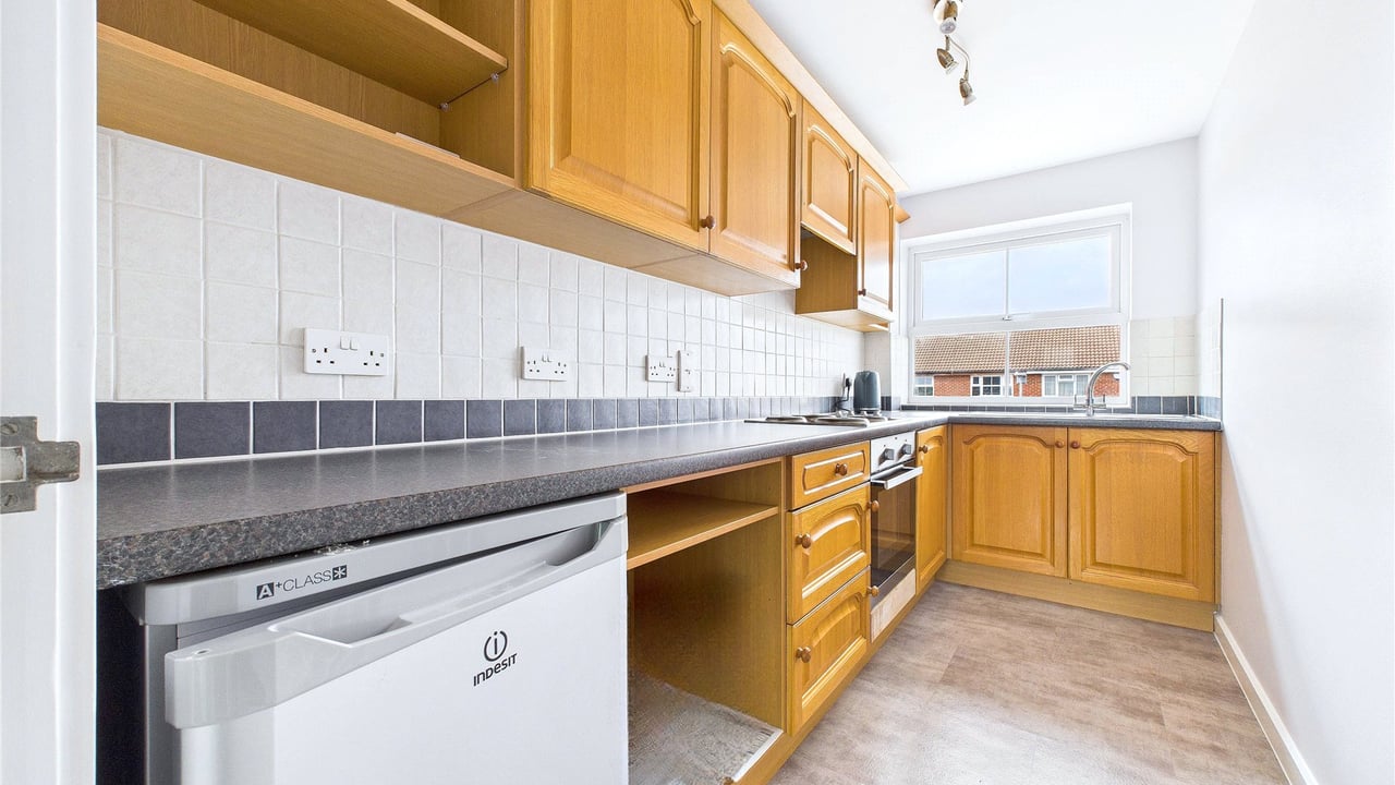 Picture No. 01 - Armstrong Way, Reading