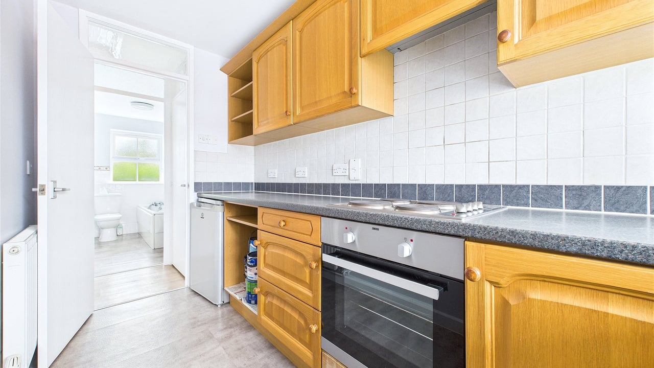 Picture No. 06 - Armstrong Way, Reading