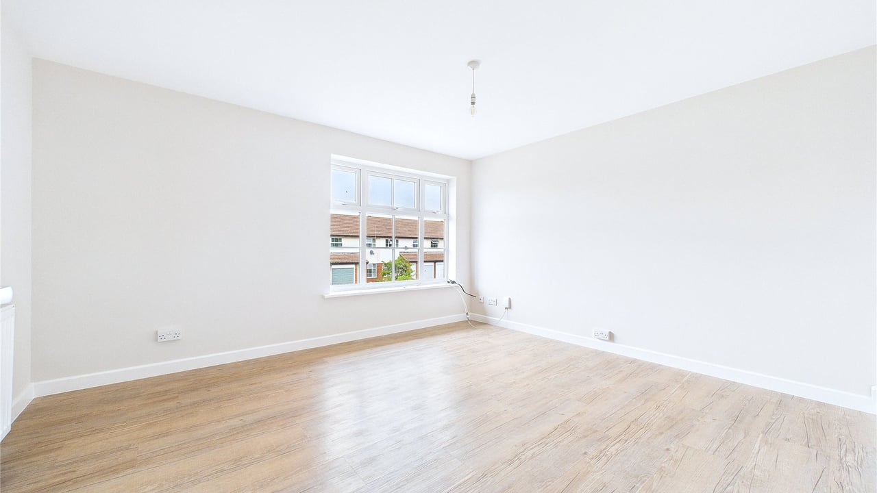 Picture No. 08 - Armstrong Way, Reading