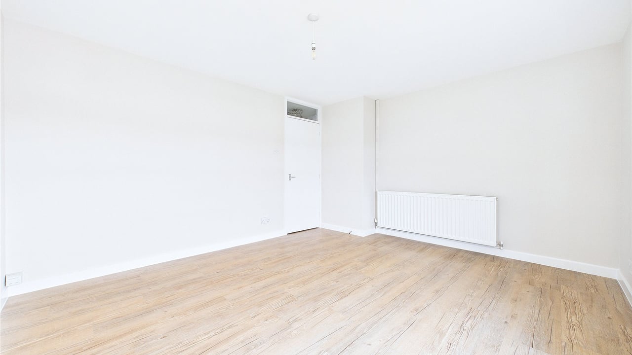 Picture No. 09 - Armstrong Way, Reading