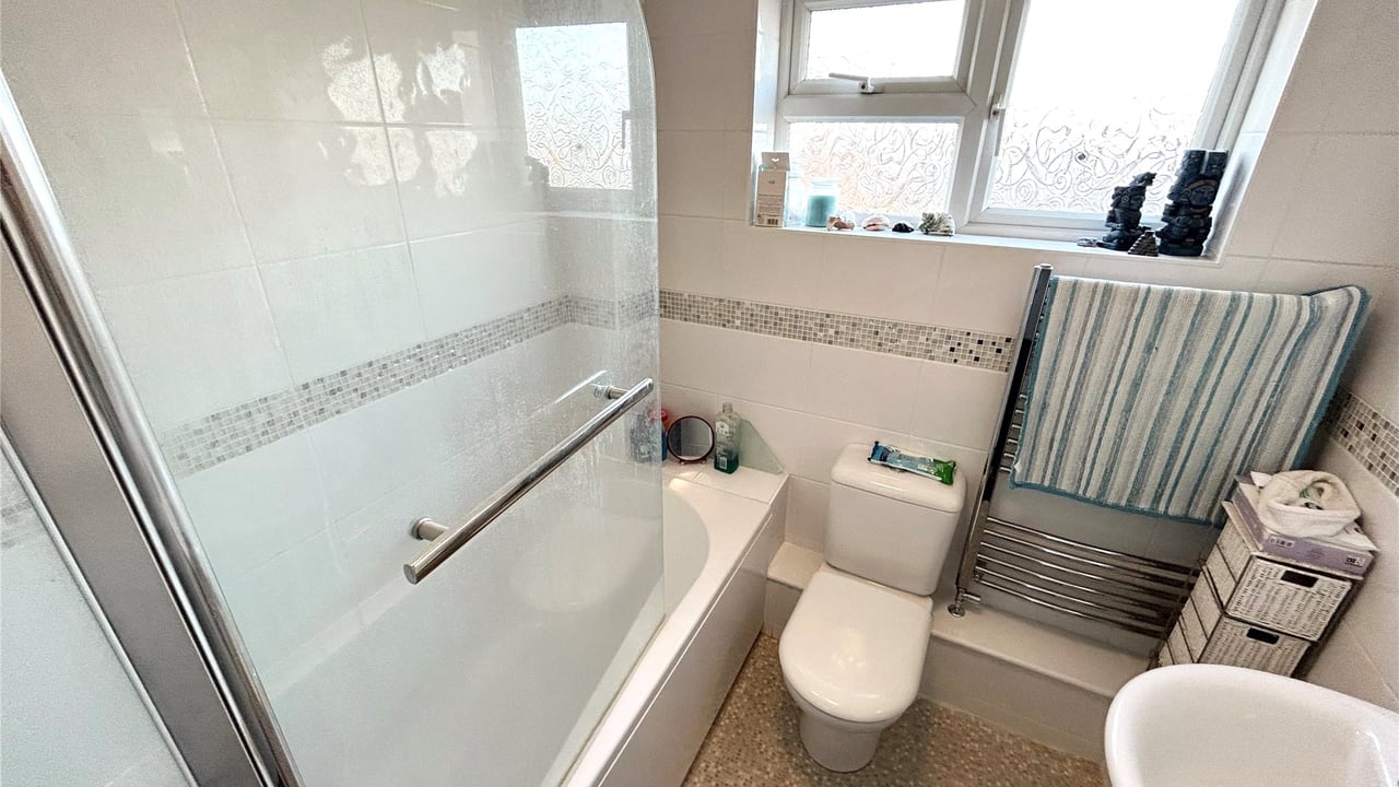 Picture No. 08 - Rook Close, Wokingham