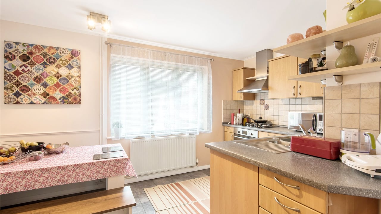 Picture No. 09 - Herons Way, Wokingham