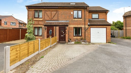 Larchside Close