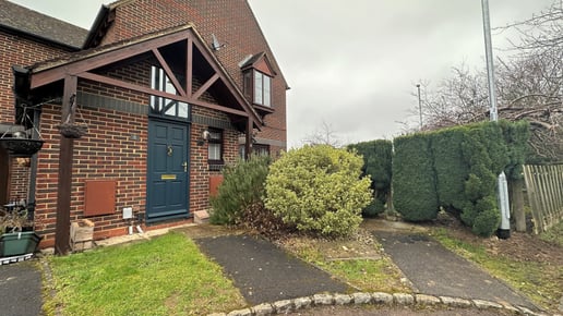 Chives Place, Warfield