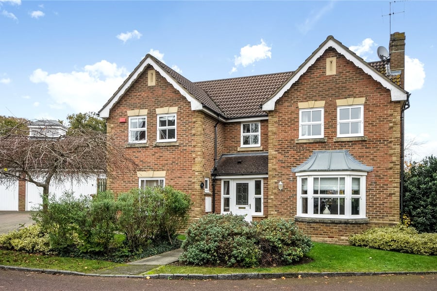 Roundshead Drive, Warfield