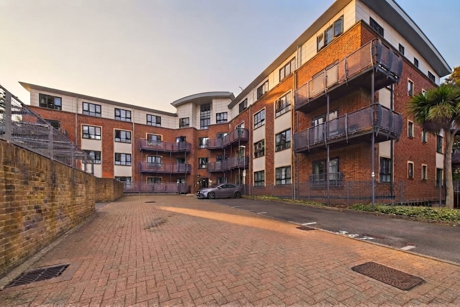 Wallis Square, Farnborough