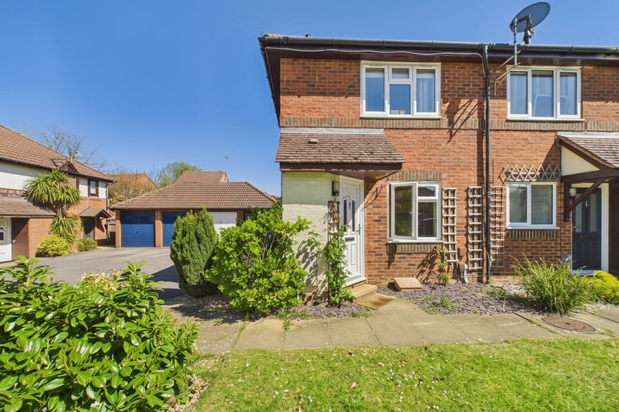 Howell Close, Warfield