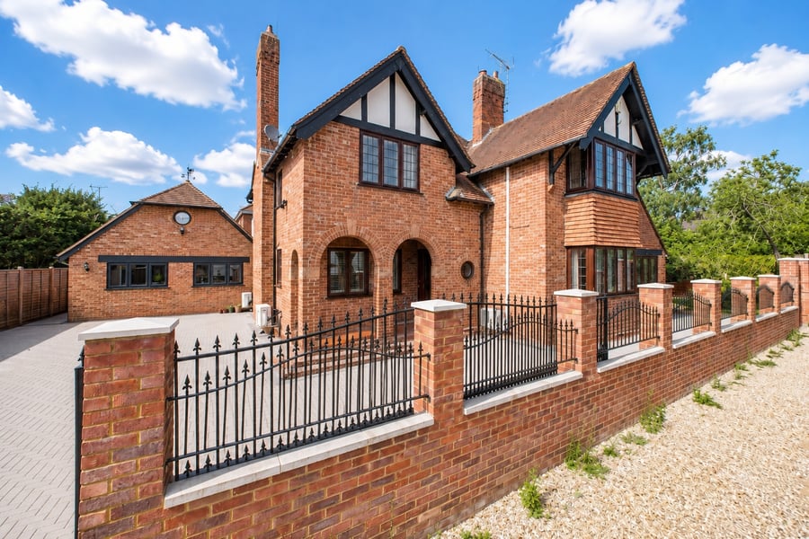 Warfield Road, Warfield