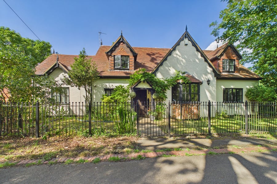 Jigs Lane South, Warfield