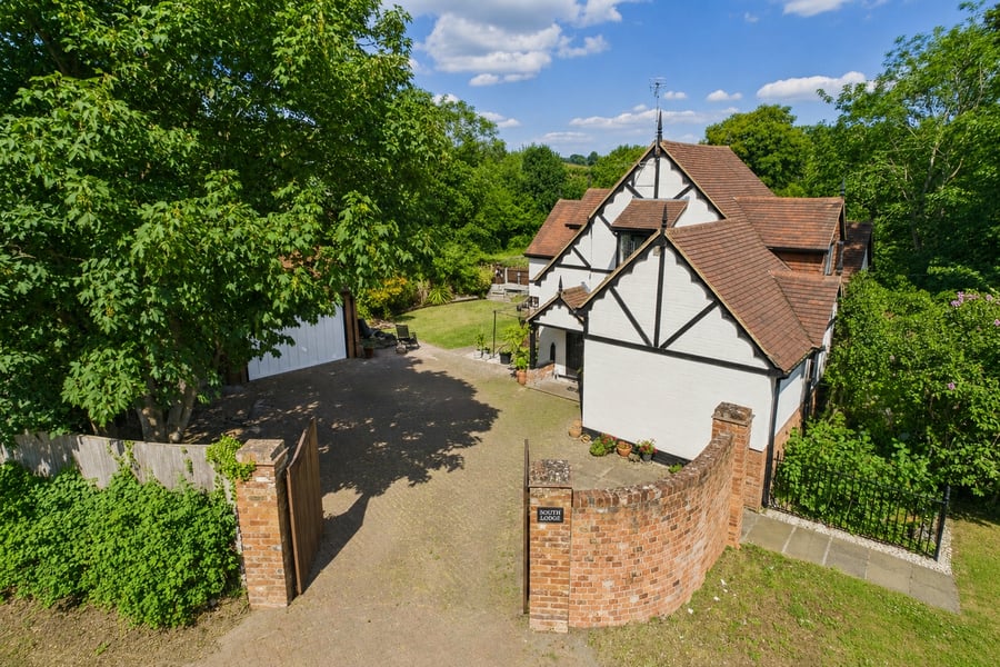 Jigs Lane South, Warfield